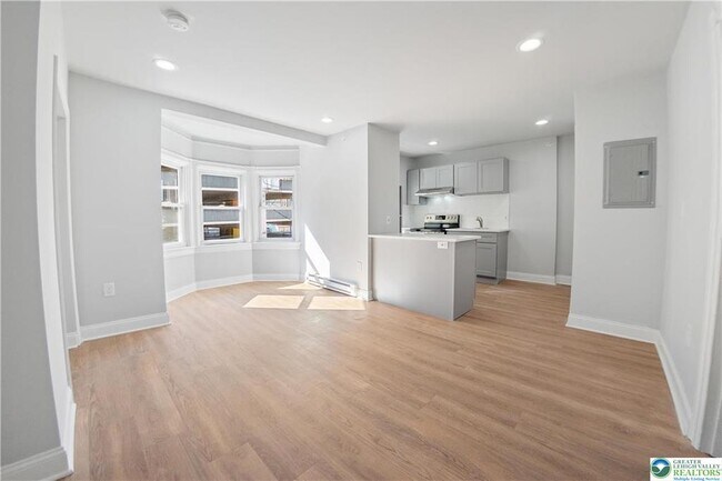 Building Photo - 827 Linden St