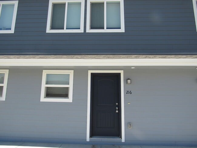 Building Photo - Newer Westside Townhouse