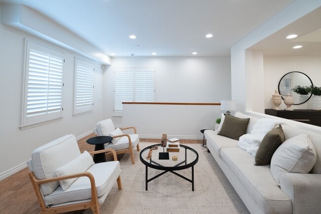 Building Photo - 2 WEEKS OFF SPECIAL..BEAUTIFUL 4 BED 3 BATH UNIT!!!!!