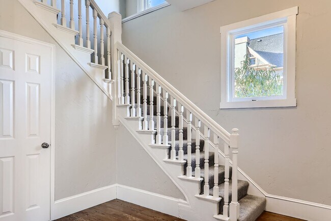 Foto del edificio - Stunning 4 bedroom, 4 bathroom home near Sloan's Lake!