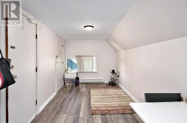 Building Photo - 1114 4th Ave E