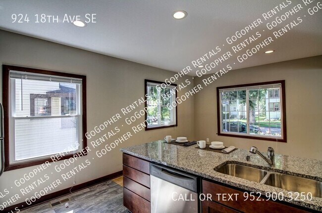 Building Photo - Fully Renovated 5 Bedroom House Close to U...