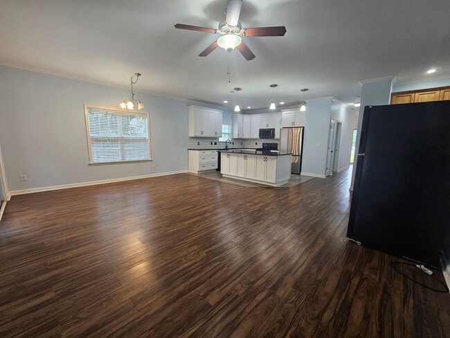 Building Photo - Spacious 4 Bedroom Home in Hampstead