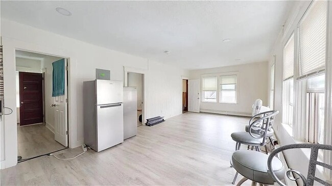 Building Photo - 163 Sabin St