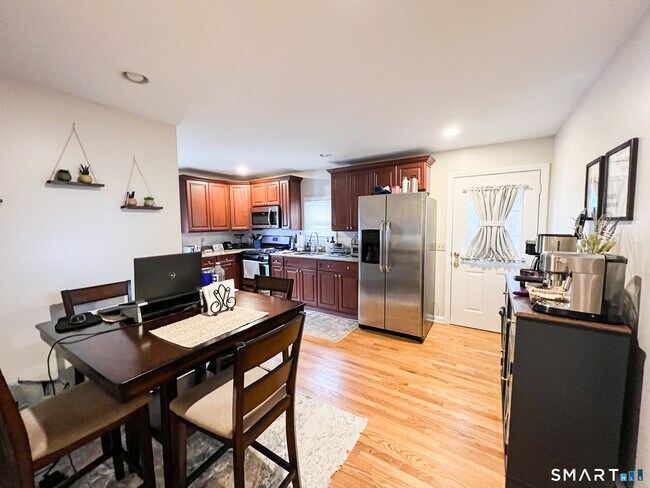 Building Photo - 156 W Main St