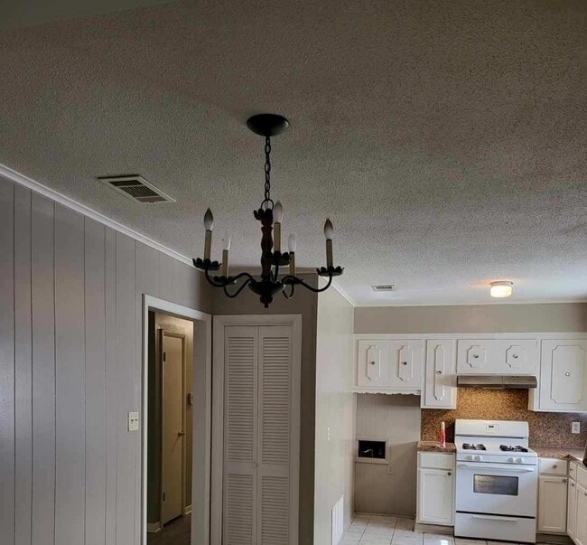 Building Photo - 200 W 33rd Ave