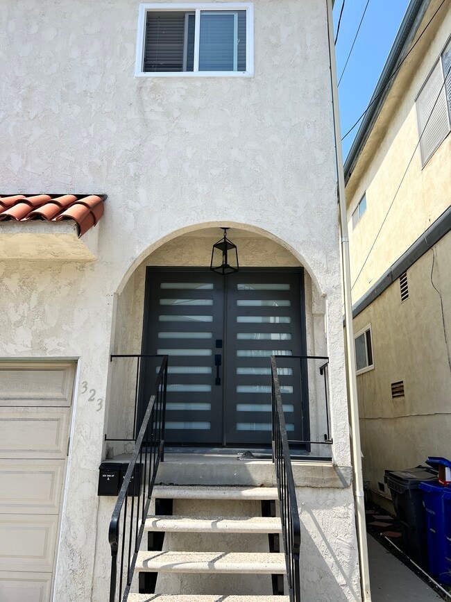 Building Photo - 323 34th St