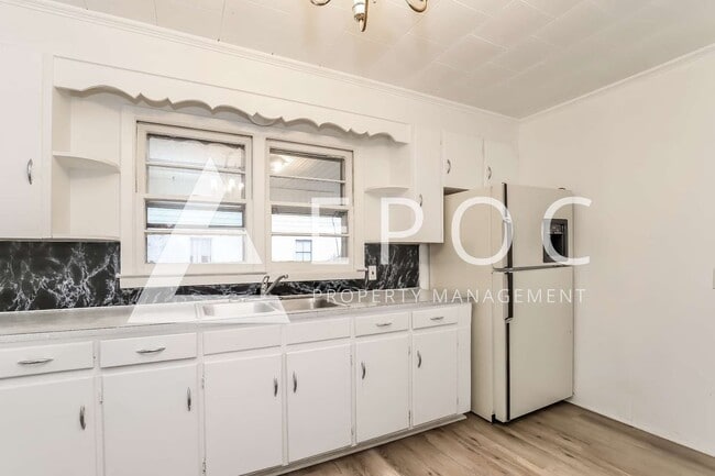 Building Photo - 507 Cox Ave