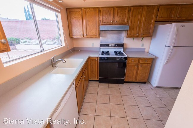 Building Photo - 3 br, 2 bath House - 830 N Buckhorn Dr