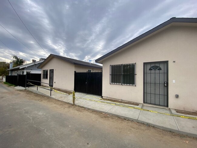 Foto del edificio - Newley constructed 2 BD 1 BA home in East Bakersfield