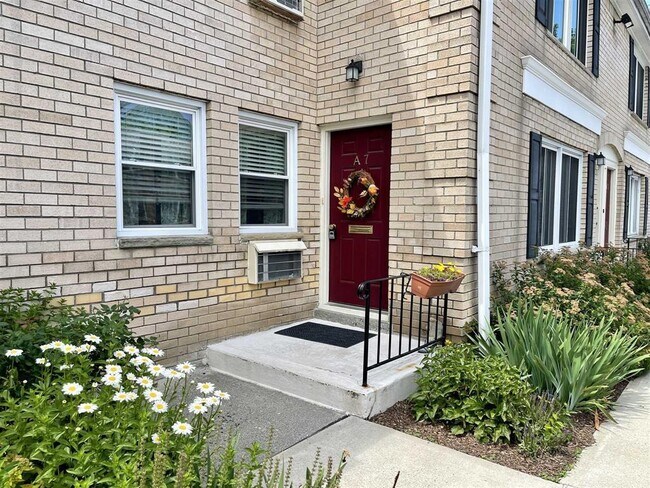 Building Photo - 250 Beechwood Ave