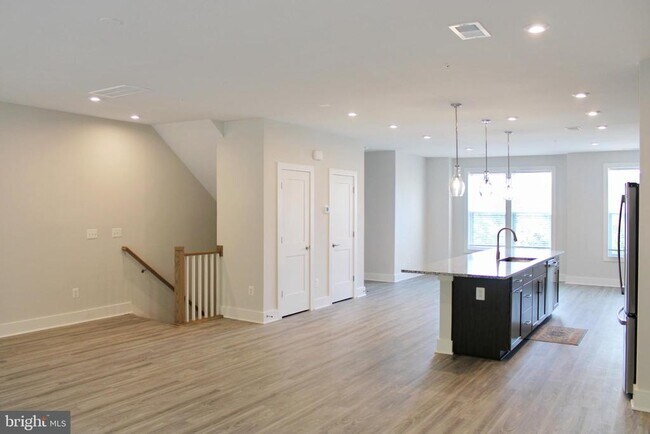 Building Photo - 811 Wesley Ln