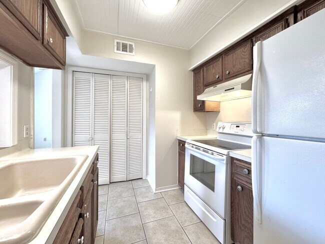 Building Photo - Well-Appointed 2BR/2BA Home in Sharlo Subd...