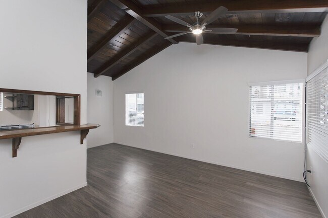 Foto del edificio - One Bedroom w/ Parking and Private Patio i...