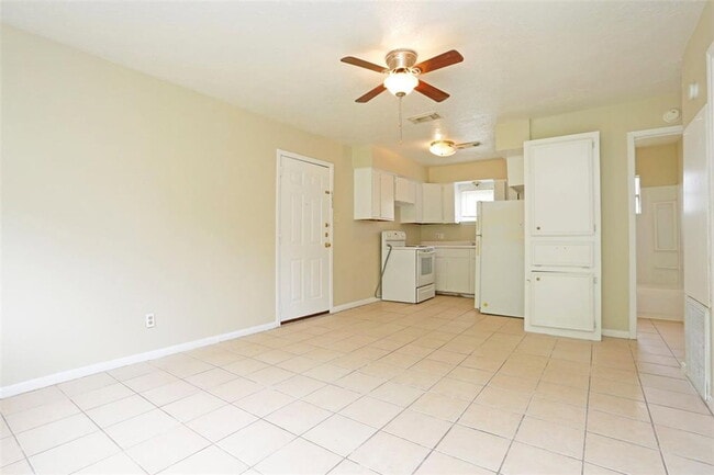 Building Photo - 2460 W Shane St