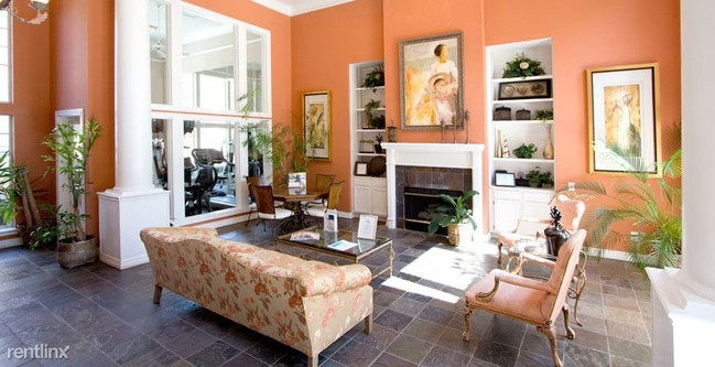 Foto del edificio - 15820 Knoll Trail Dr