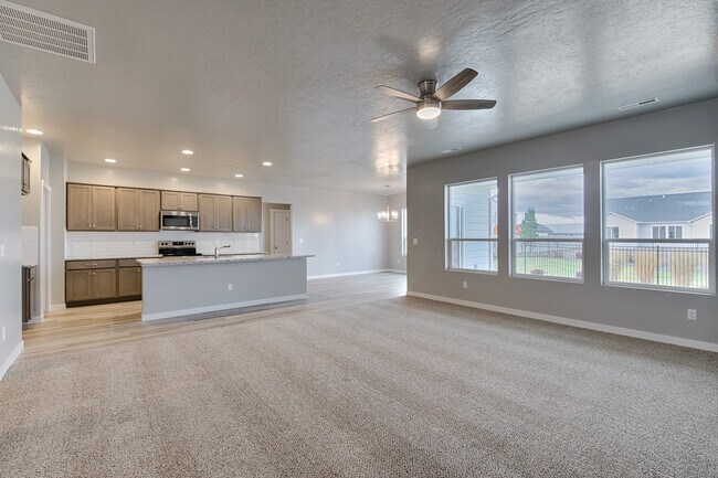 Foto del edificio - Newer home in Meridian  2100Sqft, Goldengrove Sub., Room for all of your Toys