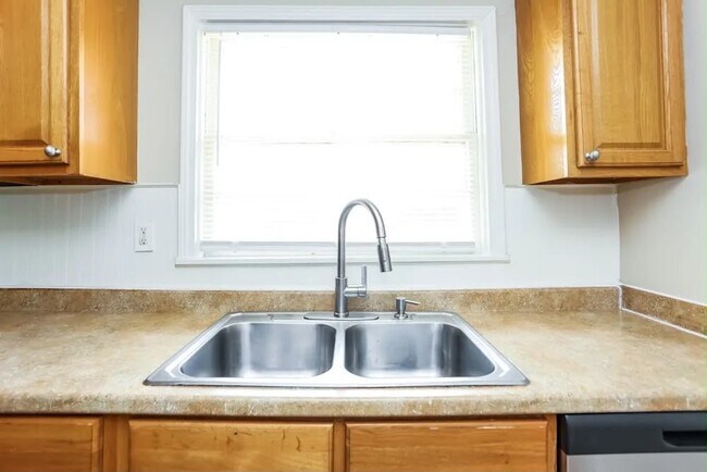 Foto del edificio - 2121 Cherry Ln