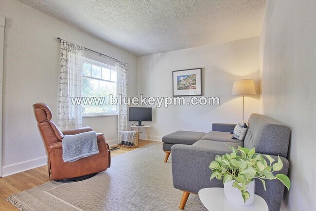 Foto del edificio - 3 Bed, 2 Bath Home Near McMenamins Kennedy School in NE Portland