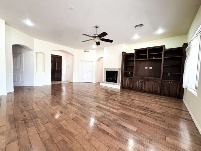 Building Photo - Stunning 4-Bed, 3-Bath Home in Sierra Montana