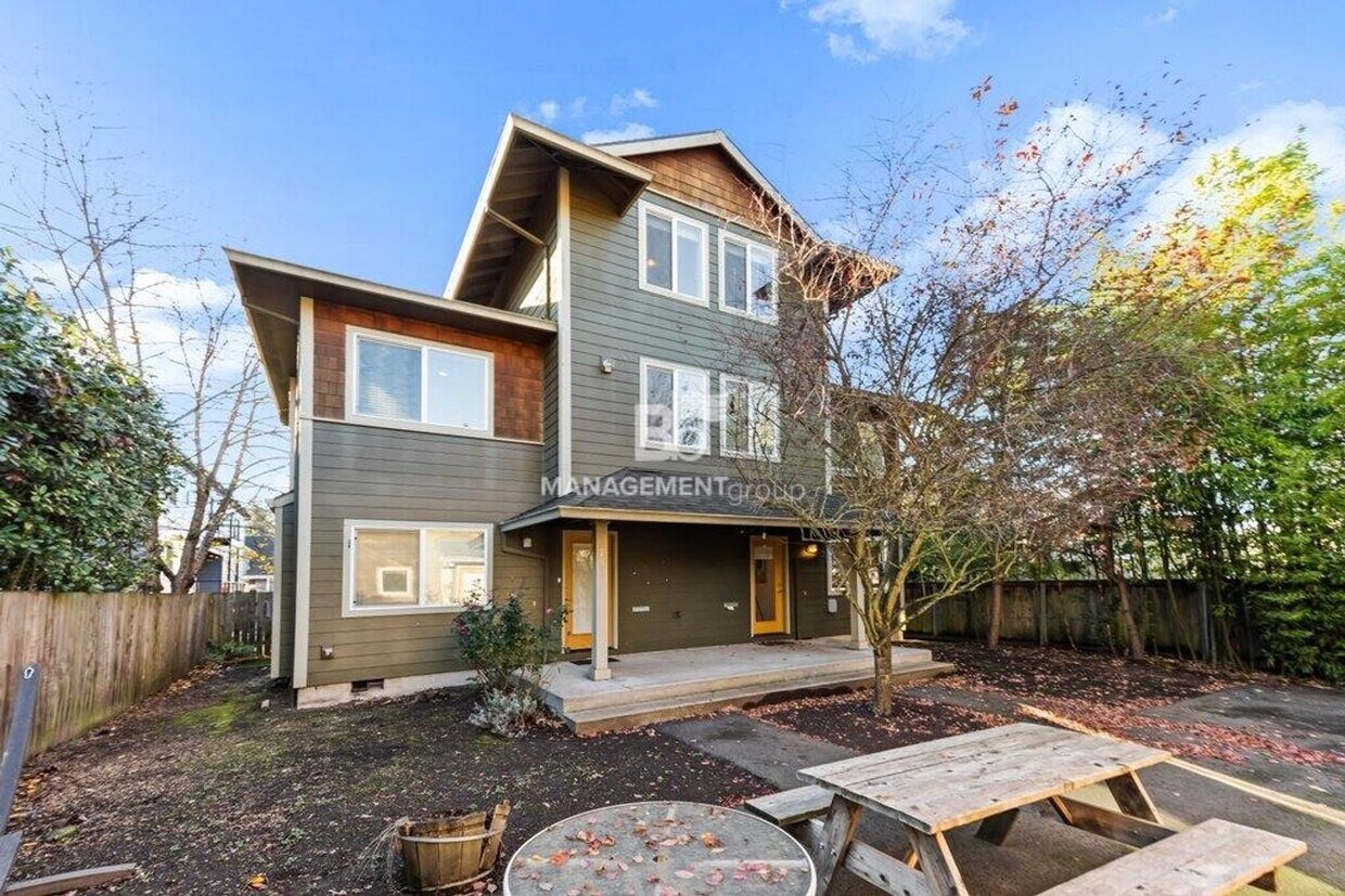 Foto principal - Modern Close-In NE Portland Townhome -- Li...