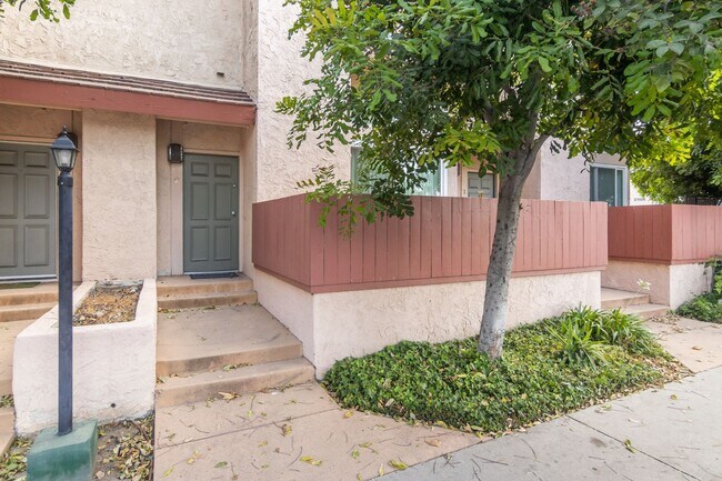 Building Photo - Spacious 3-Bedroom, 3-Bath Tri-Level Townh...