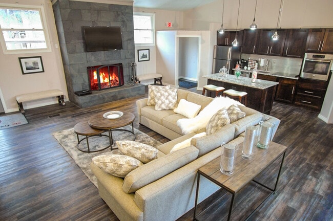 Building Photo - Six Trails Apartments - Saline, MI