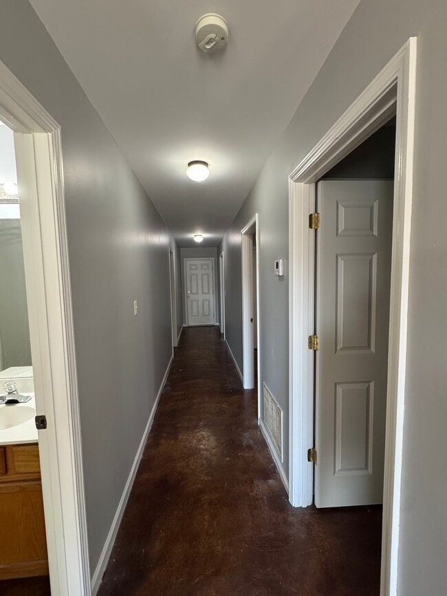 Building Photo - 100 Nikki Dr