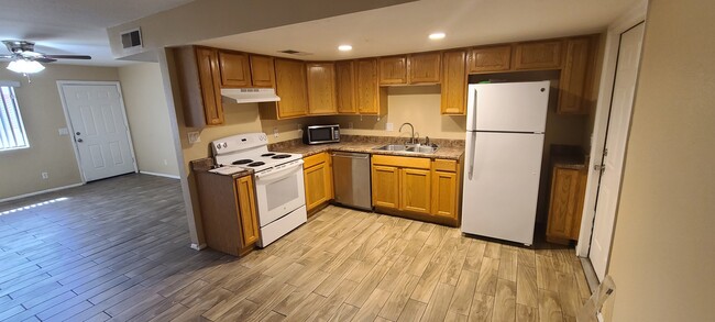 Kitchen area - 1140 E Curry Rd