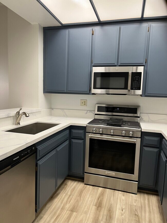 Foto del edificio - 24115 Evans Ave