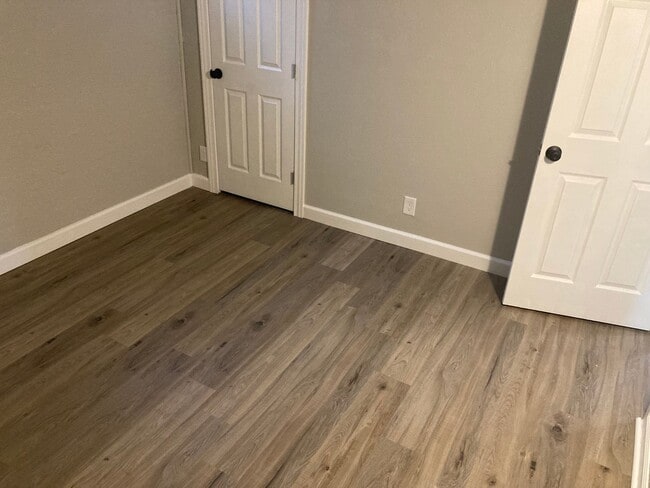 Building Photo - 2 Bedroom, 1 bathroom First Floor Apartment!