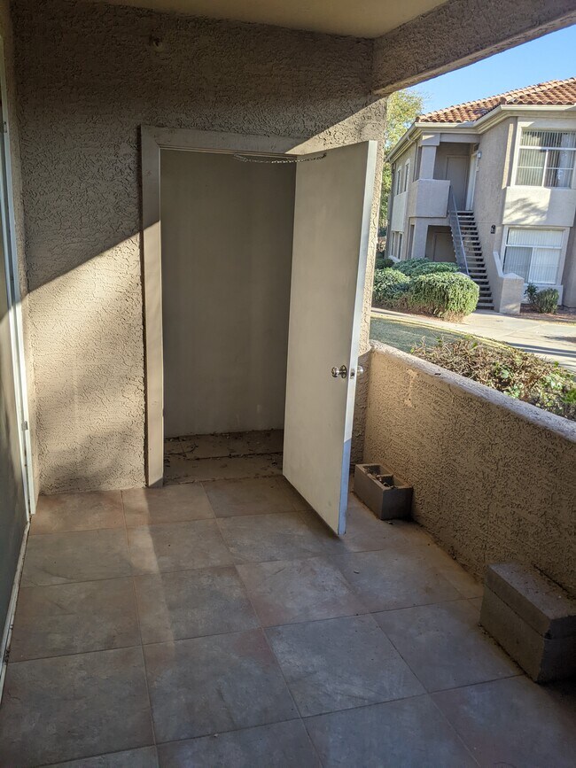 Amplio espacio de almacenamiento con cerradura. - 3830 E Lakewood Pky E
