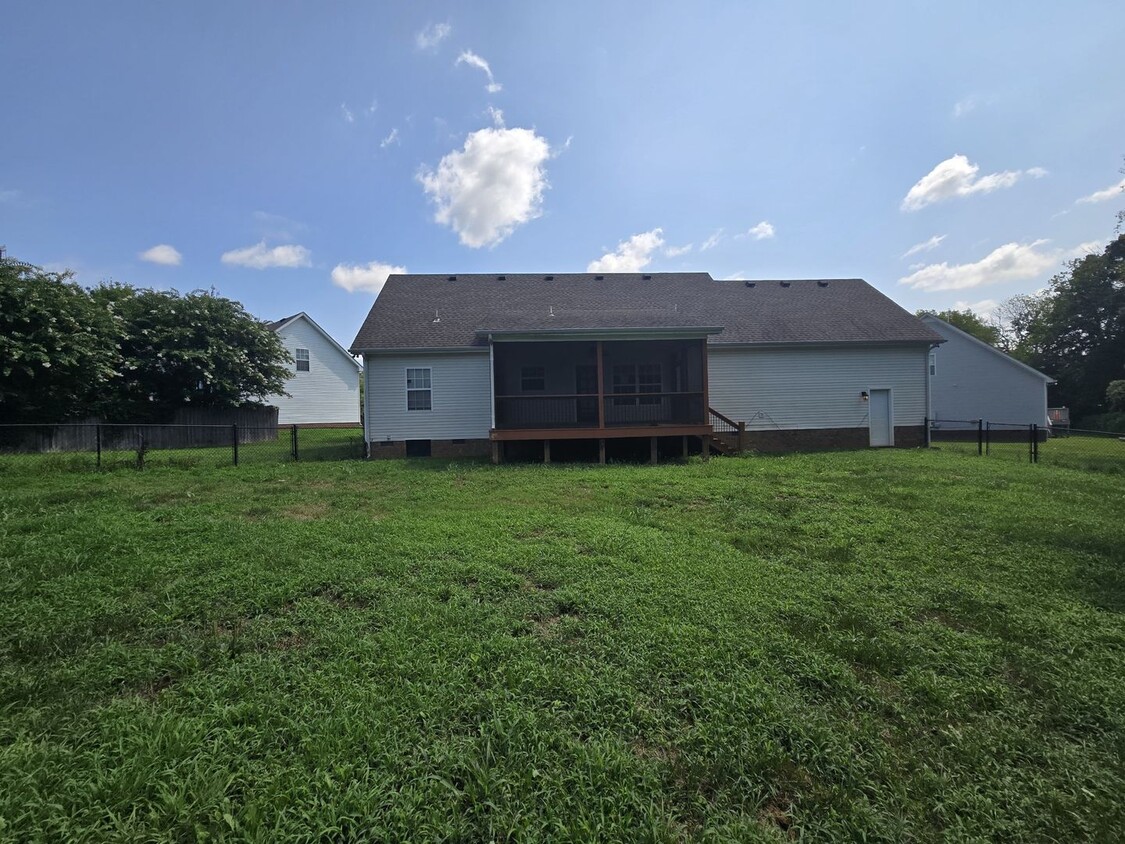 Primary Photo - 3/2 w/ Fenced-in Yard & Screen Porch!