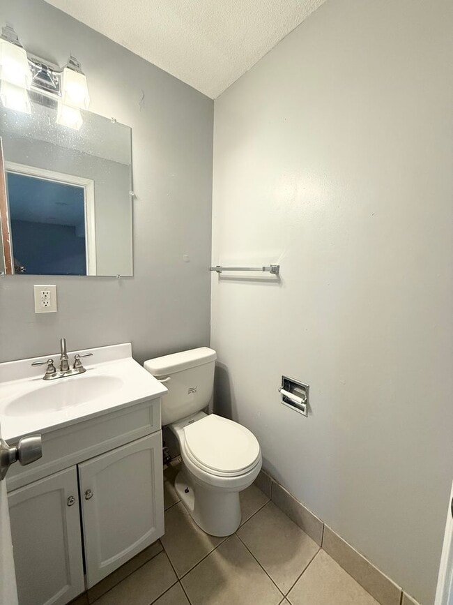 Building Photo - 3 Bedroom Townhome Available!