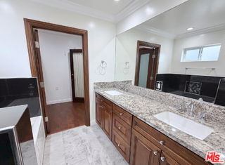 Foto del edificio - 7601 Kittyhawk Ave