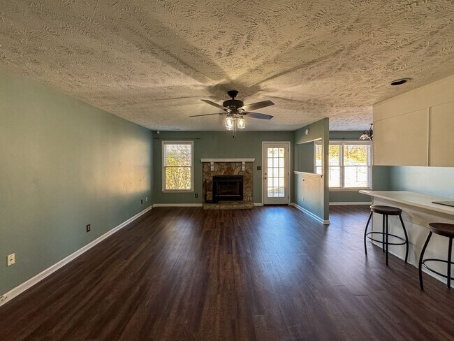 Foto del edificio - Charming 3 Bed 2 Bath Home with Fenced Backyard