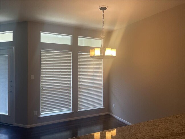 Foto del edificio - 10310 Thornmont Ln