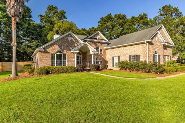 Building Photo - Gorgeously Updated 4 Bed/3.5 Bath in Tranq...
