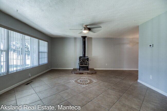 Building Photo - 3007 W Lathrop Rd