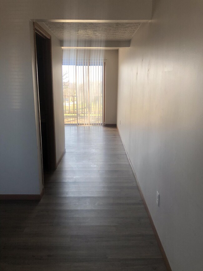 Building Photo - 301 Country Villa Ln