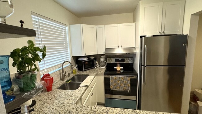 Building Photo - Unfurnished Annual Rental