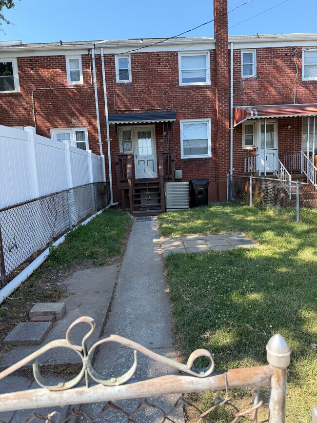Foto del edificio - 7926 Kavanagh Rd