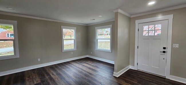 Building Photo - Newly Renovated 3 Bedroom, 2 Bath Brick Home!