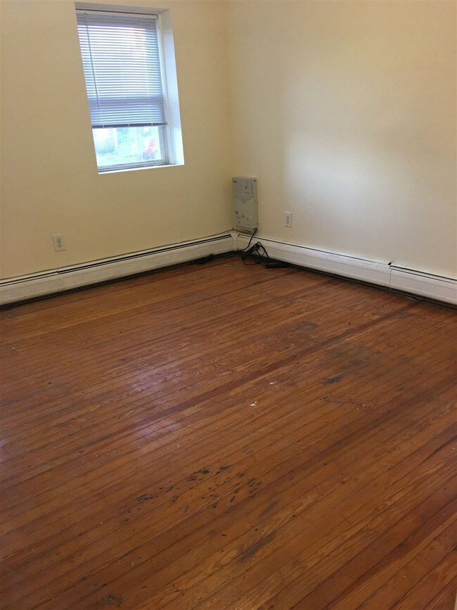 Building Photo - 815 7th St