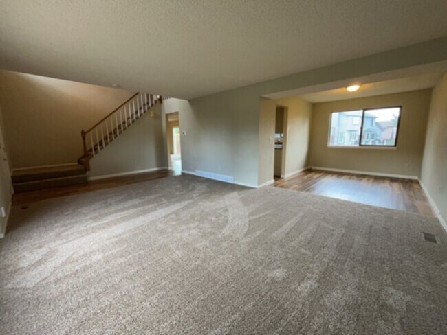 Foto del edificio - Northwest Tri-Level 5 Bedroom Home For Rent!