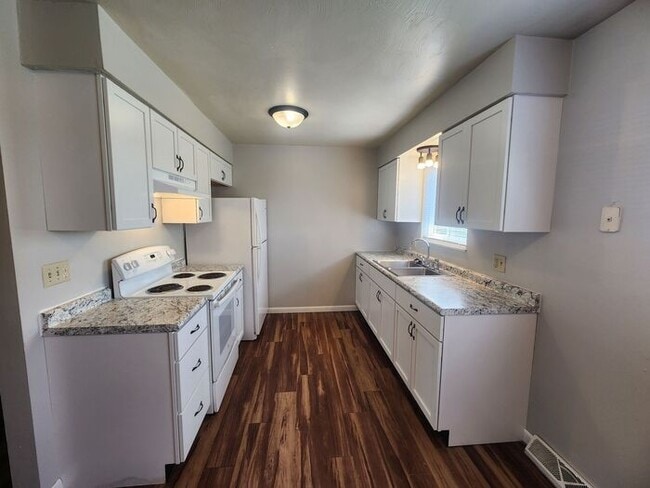 Building Photo - 2 Bedroom Duplex in CeMar Estates