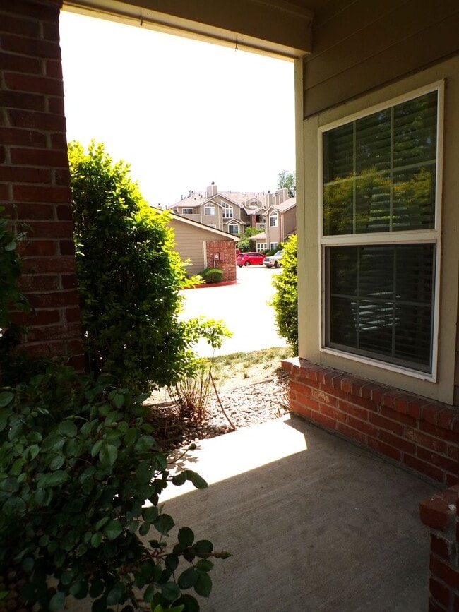 Building Photo - Charming 1 Bed, 1 Bath Main-Floor Condo in...
