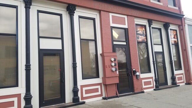 Updated and historic downtown Council Bluffs apartment - Updated and historic downtown Council Bluffs apartment