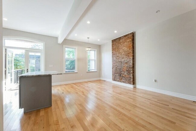 Building Photo - 160 Edgar St
