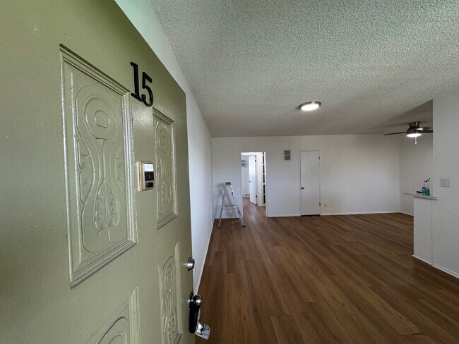 Foto del edificio - 6632 Darby Ave